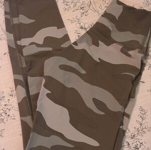 Camouflage leggings victoria secret pink leggings Nwot hp🔥🔥🔥